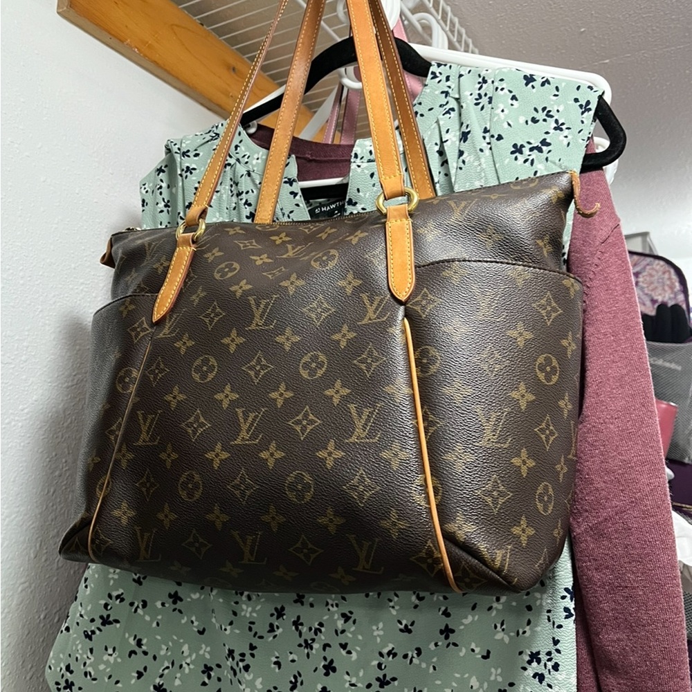 Authentic pre loved Louis Vuitton totally mm.